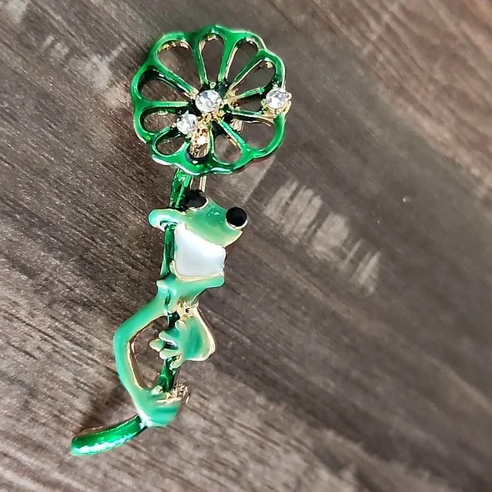 Tree Frog Gripping Lily pad Brooch quality Enamel Simulated gem